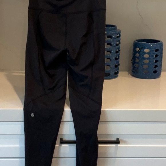 EUC LULULEMON HIGH RISE BLACK LEGGING. I THINK THEY ARE THE 23” INSEAM SIZE 8. - Picture 2 of 6